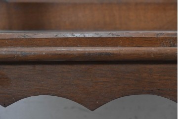 イギリスアンティーク　1870年から1900年頃　オーク材　IHSのモノグラムと植物彫刻が美しい!　グラストンベリーチェアを思わせる教会用アームチェア　(R-090551)