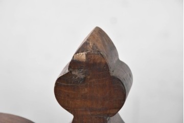 イギリスアンティーク　1870年から1900年頃　オーク材　IHSのモノグラムと植物彫刻が美しい!　グラストンベリーチェアを思わせる教会用アームチェア　(R-090551)