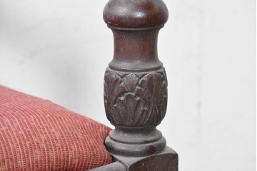 イギリスアンティーク　1920年から1930年頃　オーク材　曲線を活かしたデザイン　アカンサスの彫刻やバルボスレッグがクラシカルなアームチェア　(R-090552)