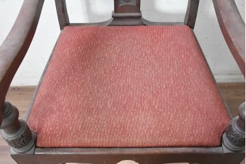 イギリスアンティーク　1920年から1930年頃　オーク材　曲線を活かしたデザイン　アカンサスの彫刻やバルボスレッグがクラシカルなアームチェア　(R-090552)