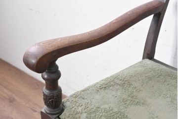 《張地の張り替え加工費込み》　イギリスアンティーク　1920年から1930年頃　オーク材　アカンサスの彫刻やバルボスレッグがクラシカルなアームチェア　(R-090553)