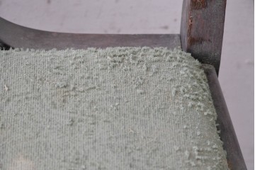 《張地の張り替え加工費込み》　イギリスアンティーク　1920年から1930年頃　オーク材　アカンサスの彫刻やバルボスレッグがクラシカルなアームチェア　(R-090553)