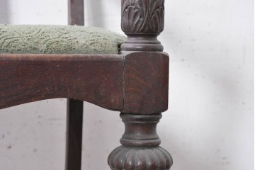 《張地の張り替え加工費込み》　イギリスアンティーク　1920年から1930年頃　オーク材　アカンサスの彫刻やバルボスレッグがクラシカルなアームチェア　(R-090553)