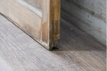 和製アンティーク　昭和初期　大正ロマン　腰板欅(ケヤキ)材　シックな赤の色ガラスがアクセントの引き戸1枚　(R-090559)