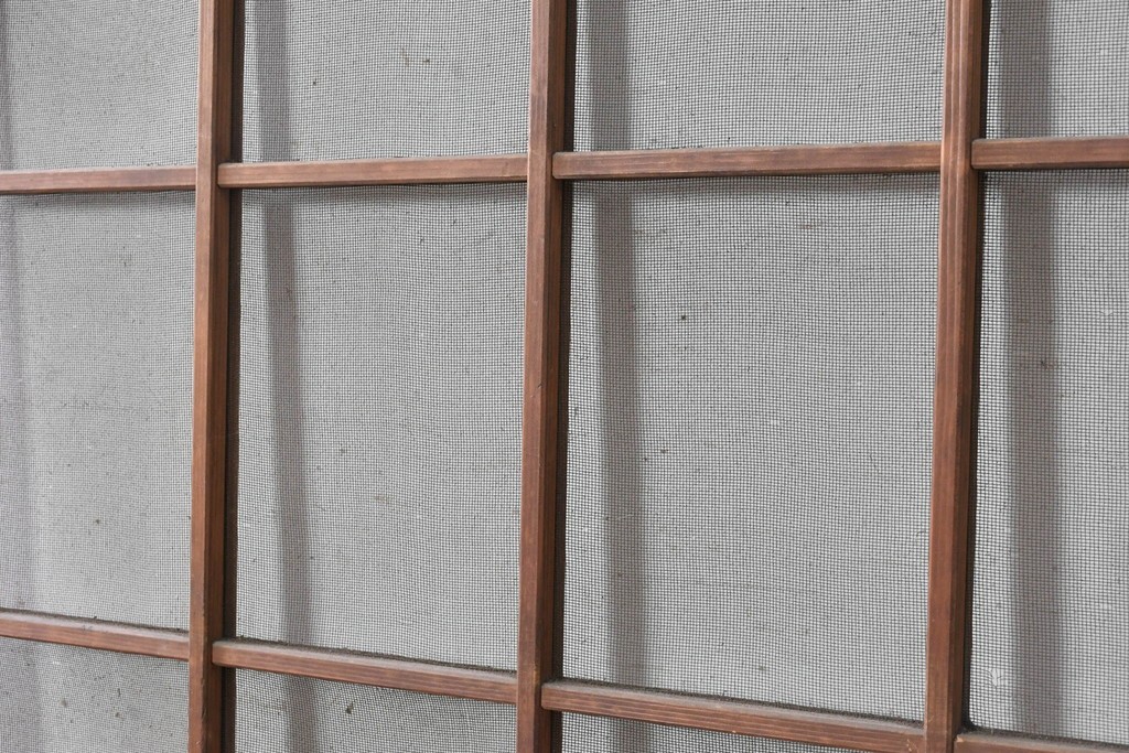 アンティーク建具　大正期　幅広　金属製の取っ手がアクセントを添えるきつね格子戸1枚　(R-090560)
