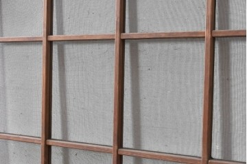 アンティーク建具　大正期　幅広　金属製の取っ手がアクセントを添えるきつね格子戸1枚　(R-090560)