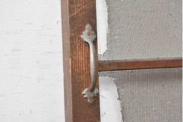 アンティーク建具　大正期　幅広　金属製の取っ手がアクセントを添えるきつね格子戸1枚　(R-090560)