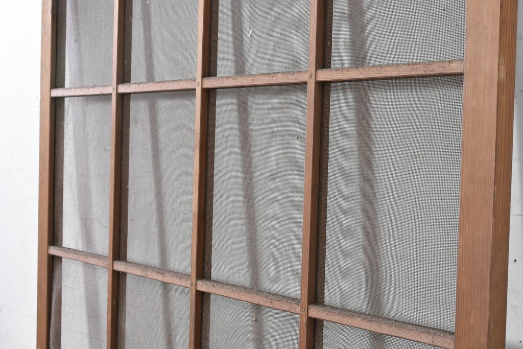 アンティーク建具　大正期　幅広　金属製の取っ手がアクセントを添えるきつね格子戸1枚　(R-090560)