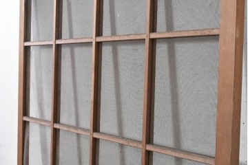 アンティーク建具　大正期　幅広　金属製の取っ手がアクセントを添えるきつね格子戸1枚　(R-090560)
