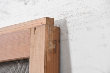 アンティーク建具　大正期　幅広　金属製の取っ手がアクセントを添えるきつね格子戸1枚　(R-090560)