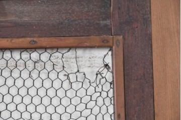 アンティーク建具　明治から大正期　素朴で味わい深い金網入りきつね格子蔵戸1枚　(R-090561)