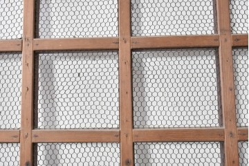 アンティーク建具　明治から大正期　素朴で味わい深い金網入りきつね格子蔵戸1枚　(R-090561)