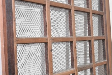 アンティーク建具　明治から大正期　素朴で味わい深い金網入りきつね格子蔵戸1枚　(R-090561)