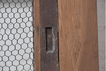 アンティーク建具　明治から大正期　素朴で味わい深い金網入りきつね格子蔵戸1枚　(R-090561)