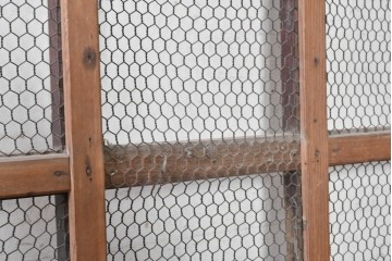 アンティーク建具　明治から大正期　素朴で味わい深い金網入りきつね格子蔵戸1枚　(R-090561)
