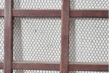 アンティーク建具　明治から大正期　素朴で味わい深い金網入りきつね格子蔵戸1枚　(R-090561)