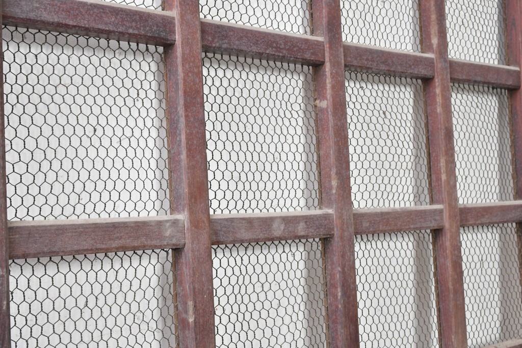 アンティーク建具　明治から大正期　素朴で味わい深い金網入りきつね格子蔵戸1枚　(R-090561)