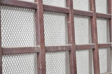 アンティーク建具　明治から大正期　素朴で味わい深い金網入りきつね格子蔵戸1枚　(R-090561)