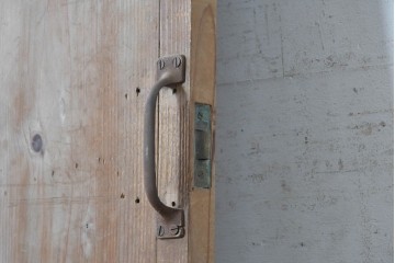 ヴィンテージ建具　昭和中期　木目と節が印象的な板戸扉1枚　(R-090583)
