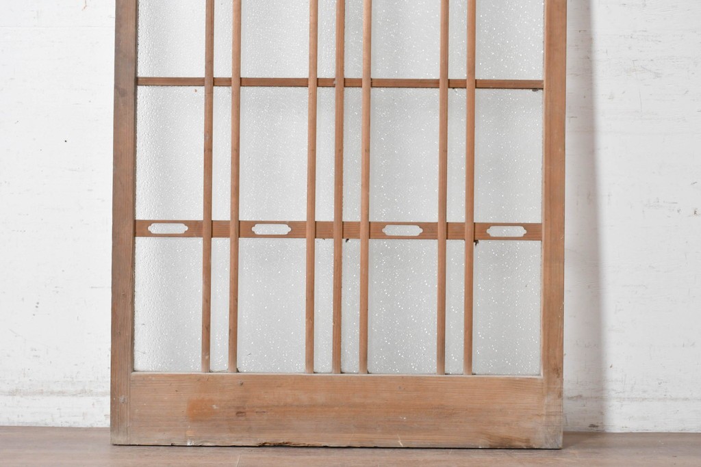 アンティーク建具　昭和期　透かし装飾が個性的な凝ったつくりのガラス引き戸1枚　(R-090585)