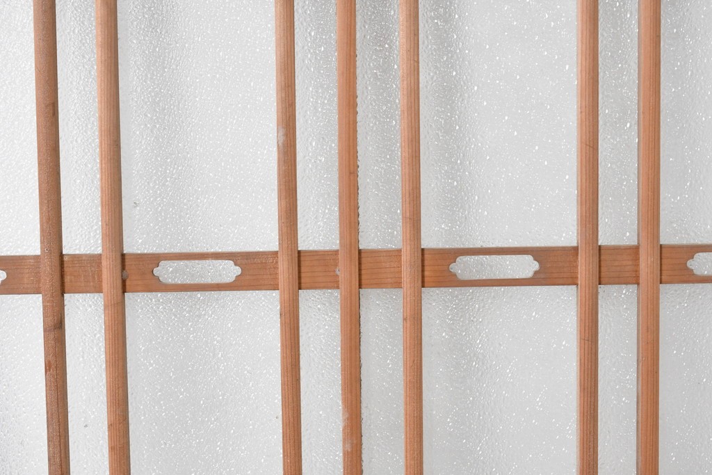 アンティーク建具　昭和期　透かし装飾が個性的な凝ったつくりのガラス引き戸1枚　(R-090585)
