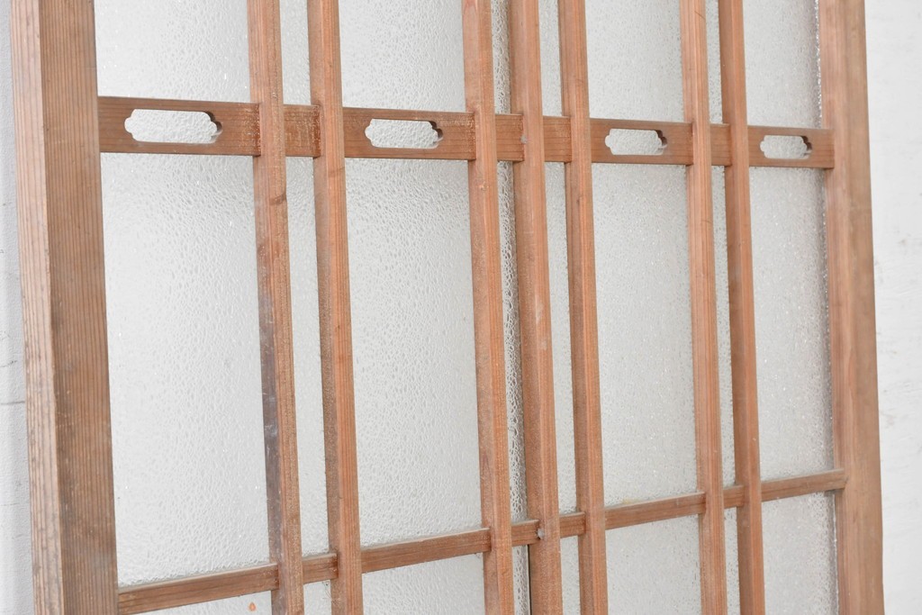 アンティーク建具　昭和期　透かし装飾が個性的な凝ったつくりのガラス引き戸1枚　(R-090585)