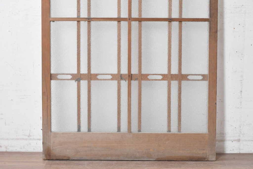 アンティーク建具　昭和期　透かし装飾が個性的な凝ったつくりのガラス引き戸1枚　(R-090585)
