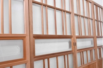 ヴィンテージ建具　昭和後期　型板ガラスと木目を楽しめるガラス戸4枚セット　(R-090587)