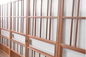ヴィンテージ建具　昭和後期　型板ガラスと木目を楽しめるガラス戸4枚セット　(R-090587)