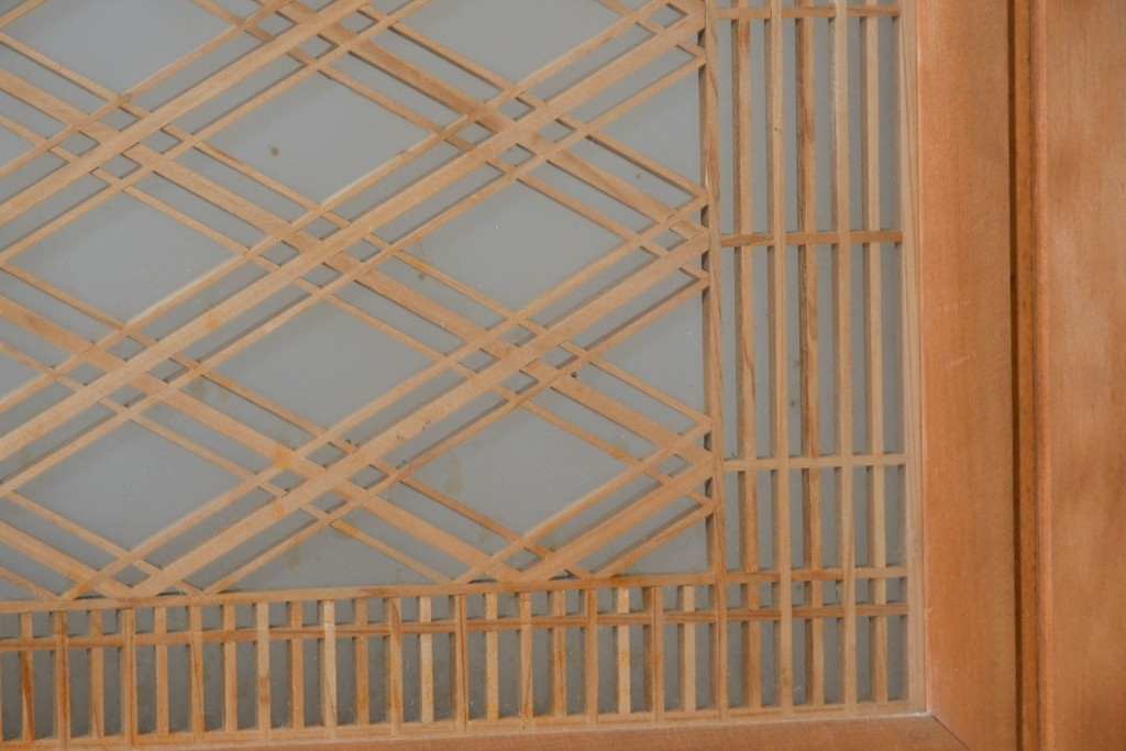 ヴィンテージ建具　昭和後期　欅(ケヤキ)玉杢プリント合板　三重菱の組子細工が美しい帯戸2枚セット　(R-090590)