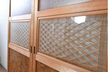 ヴィンテージ建具　昭和後期　欅(ケヤキ)玉杢プリント合板　三重菱の組子細工が美しい帯戸2枚セット　(R-090590)