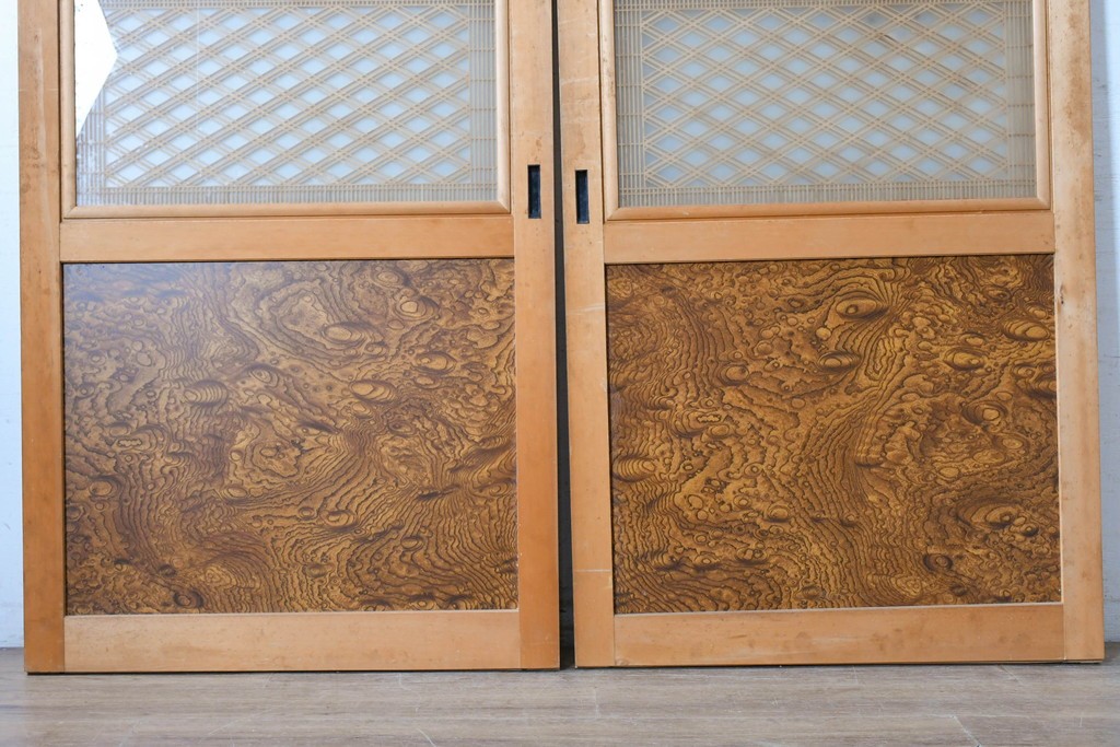 ヴィンテージ建具　昭和後期　欅(ケヤキ)玉杢プリント合板　三重菱の組子細工が美しい帯戸2枚セット　(R-090590)