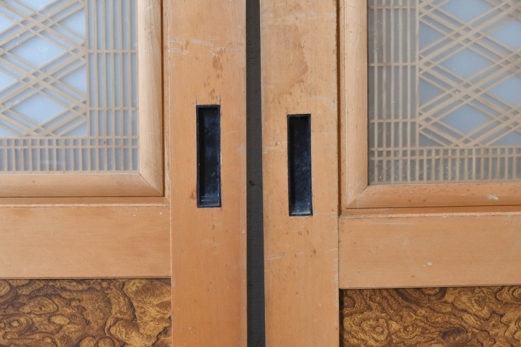 ヴィンテージ建具　昭和後期　欅(ケヤキ)玉杢プリント合板　三重菱の組子細工が美しい帯戸2枚セット　(R-090590)