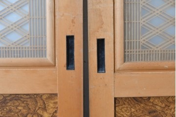 ヴィンテージ建具　昭和後期　欅(ケヤキ)玉杢プリント合板　三重菱の組子細工が美しい帯戸2枚セット　(R-090590)
