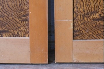 ヴィンテージ建具　昭和後期　欅(ケヤキ)玉杢プリント合板　三重菱の組子細工が美しい帯戸2枚セット　(R-090590)