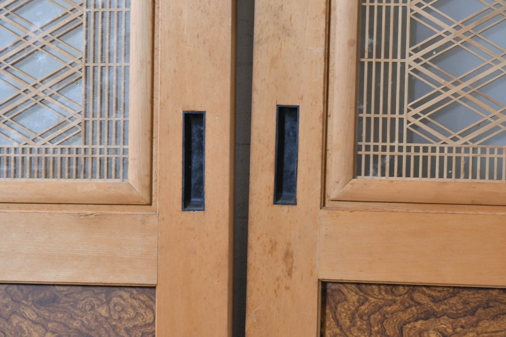 ヴィンテージ建具　昭和後期　欅(ケヤキ)玉杢プリント合板　三重菱の組子細工が美しい帯戸2枚セット　(R-090591)