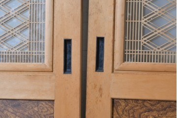 ヴィンテージ建具　昭和後期　欅(ケヤキ)玉杢プリント合板　三重菱の組子細工が美しい帯戸2枚セット　(R-090591)