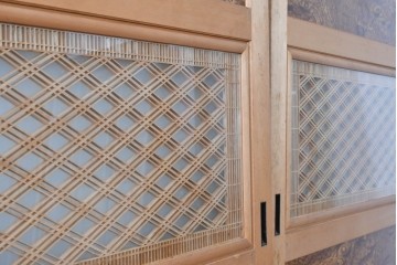 ヴィンテージ建具　昭和後期　欅(ケヤキ)玉杢プリント合板　三重菱の組子細工が美しい帯戸2枚セット　(R-090591)