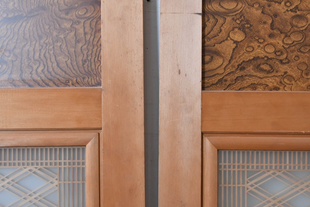 ヴィンテージ建具　昭和後期　欅(ケヤキ)玉杢プリント合板　三重菱の組子細工が美しい帯戸2枚セット　(R-090591)