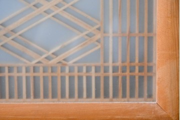ヴィンテージ建具　昭和後期　欅(ケヤキ)玉杢プリント合板　三重菱の組子細工が美しい帯戸2枚セット　(R-090591)