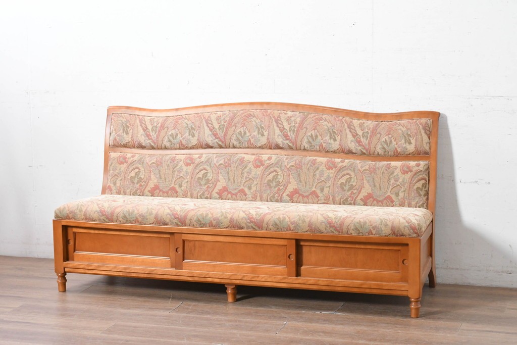 中古　美品　横浜クラシック家具ダニエル(Daniel)　座面下に収納を備えた3人掛けソファ　(R-090592)