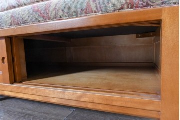 中古　美品　横浜クラシック家具ダニエル(Daniel)　座面下に収納を備えた3人掛けソファ　(R-090592)