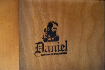中古　美品　横浜クラシック家具ダニエル(Daniel)　座面下に収納を備えた3人掛けソファ　(R-090592)