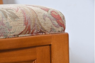 中古　美品　横浜クラシック家具ダニエル(Daniel)　座面下に収納を備えた3人掛けソファ　(R-090592)