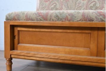 中古　美品　横浜クラシック家具ダニエル(Daniel)　座面下に収納を備えた3人掛けソファ　(R-090592)