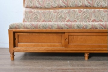 中古　美品　横浜クラシック家具ダニエル(Daniel)　座面下に収納を備えた3人掛けソファ　(R-090592)