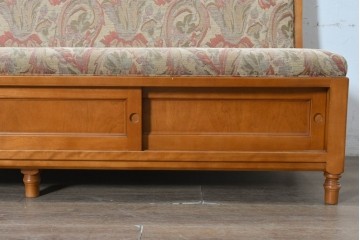 中古　美品　横浜クラシック家具ダニエル(Daniel)　座面下に収納を備えた3人掛けソファ　(R-090592)