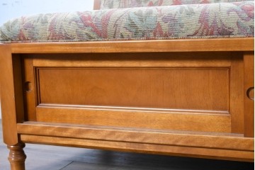 中古　美品　横浜クラシック家具ダニエル(Daniel)　座面下に収納を備えた3人掛けソファ　(R-090592)