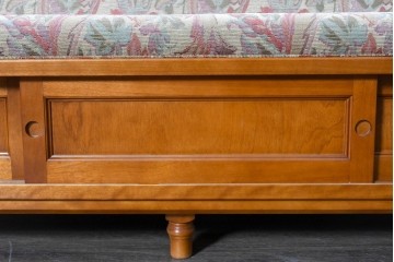 中古　美品　横浜クラシック家具ダニエル(Daniel)　座面下に収納を備えた3人掛けソファ　(R-090592)