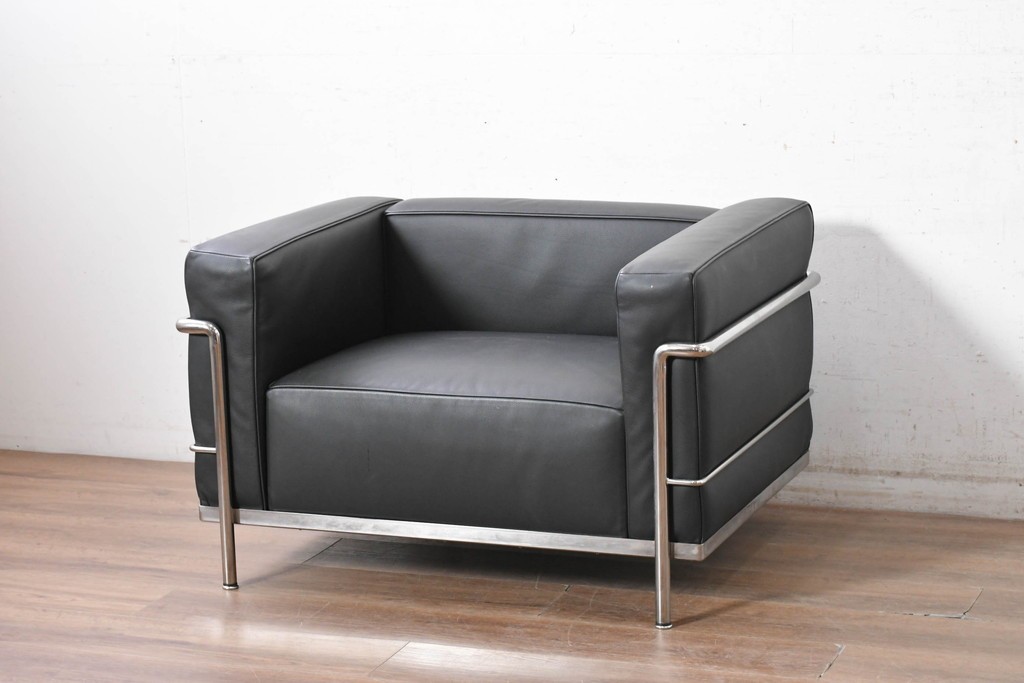 中古　美品　Cassina(カッシーナ)　ル・コルビュジエ(Le Corbusier)　LC3　GRAND CONFORT, GRAND MODELE(グランコンフォール グランモデル)　本革製　黒い張地と金属フレームの対比が際立つモダンな1人掛けソファ　定価約137万円　(R-090593)